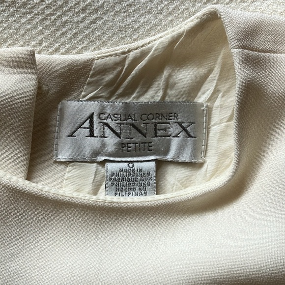 Sleeveless Blouse - Picture 3 of 3